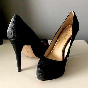 Black pumps